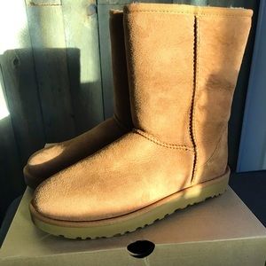 Ugg’s W classic short size 10